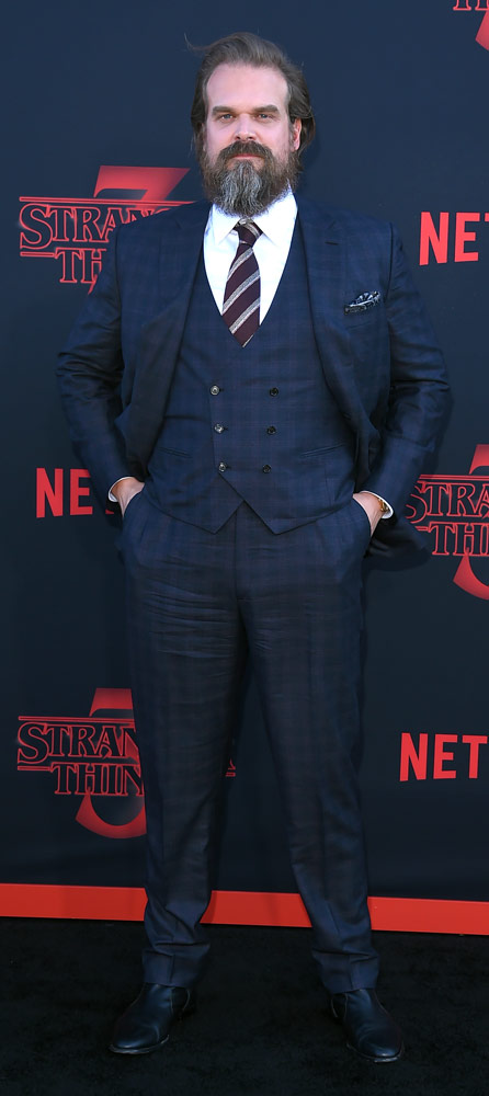 David Harbour height proof showing tall frame close to 6 feet 3 inches
